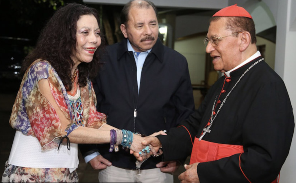 Cardenal de la a Iglesia Católica Miguel Obando junto a Daniel Ortega y Rosario Murillo. FOTO: El 19 Digital