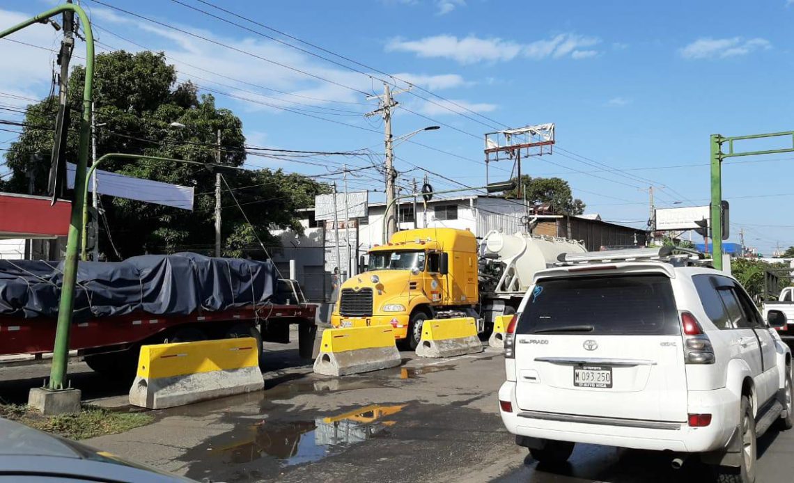 Tráfico pesado debido a la obra en construcción